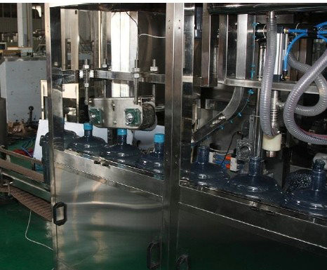 Macchina di rifornimento dell'acqua minerale da 3 galloni, macchinario di materiale da otturazione di plastica del barilotto dell'ANIMALE DOMESTICO con controllo di SpA