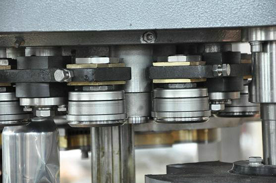 Le bevande liquide inscatolano la macchina di riempimento di sigillamento con il materiale dell'acciaio inossidabile, pressione normale