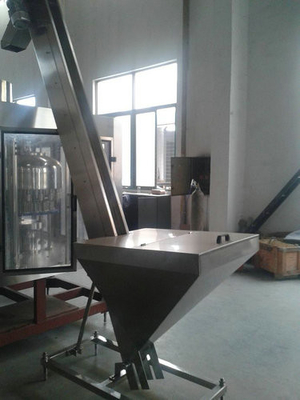 Linea di produzione di riempimento dell'acqua elevatore del cappuccio per la tappatrice di plastica della bottiglia, macchina d'alimentazione